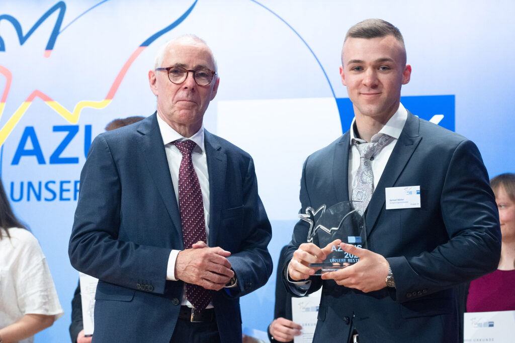 Peter_adrian_samuel_koester_dihk_jens_schicke_1920px – Foto: © Dihk / Jens Schicke – Samuel Köster Bundesbester – Erfolgsazubi® Academy